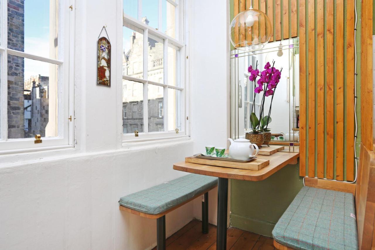 Joivy Iconic Colorful Home On The Royal Mile Edinburgh Exterior photo
